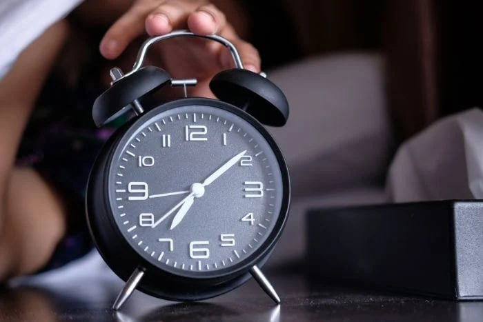 การนอนต่อ (เลื่อนปลุก) ทำร้ายสุขภาพจริงหรือ? และทำไม iPhone ถึงตั้งค่าการเลื่อนปลุกไว้ที่ 9 นาที?