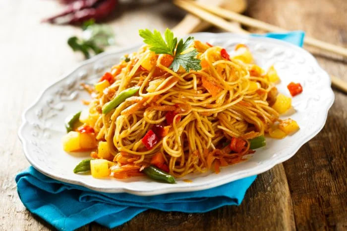 บะหมี่ (เส้นก๋วยเตี๋ยว) ไม่เพียงแต่มีแคลอรีสูงเท่านั้น แต่หากได้รับโซเดียมมากเกินไป ต้องระวังเรื่องความอ้วนและโรคความดันโลหิตสูงด้วย